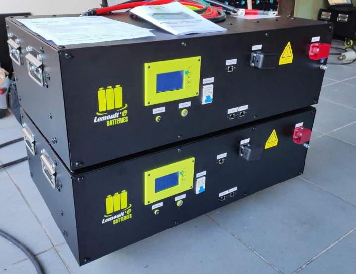 Possible avec batteries horizontales ou verticales, nécessite le kit extension pour disposer ces centreurs. 3 batteries  maximum avec roulettes, 4 batteries maximum sans roulettes.