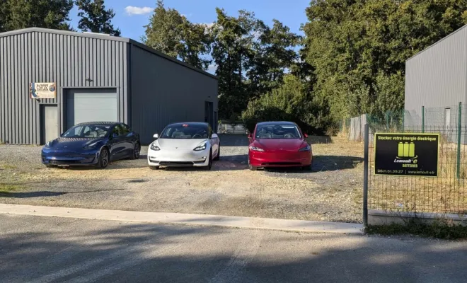 3 Tesla Model 3 en bleu / blanc / rouge